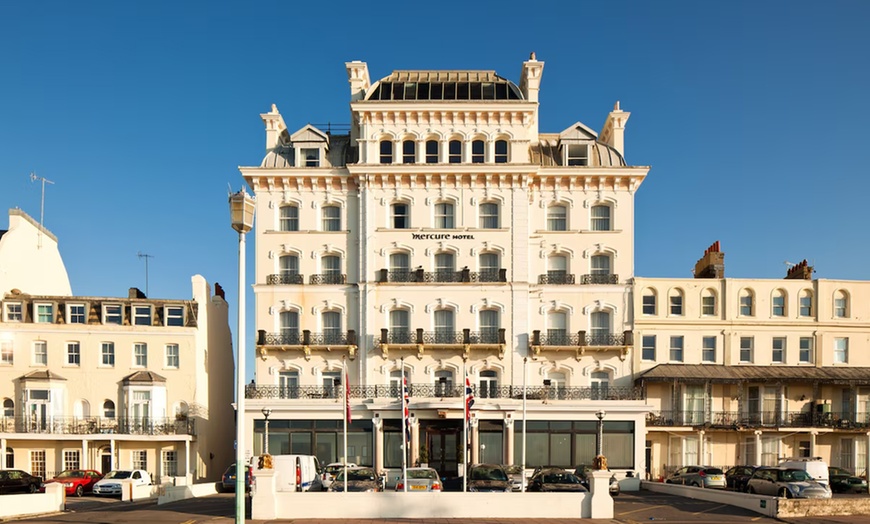 Image 2: Brighton: Seafront Stay for 2 with Breakfast, Welcome Drink & Dinner