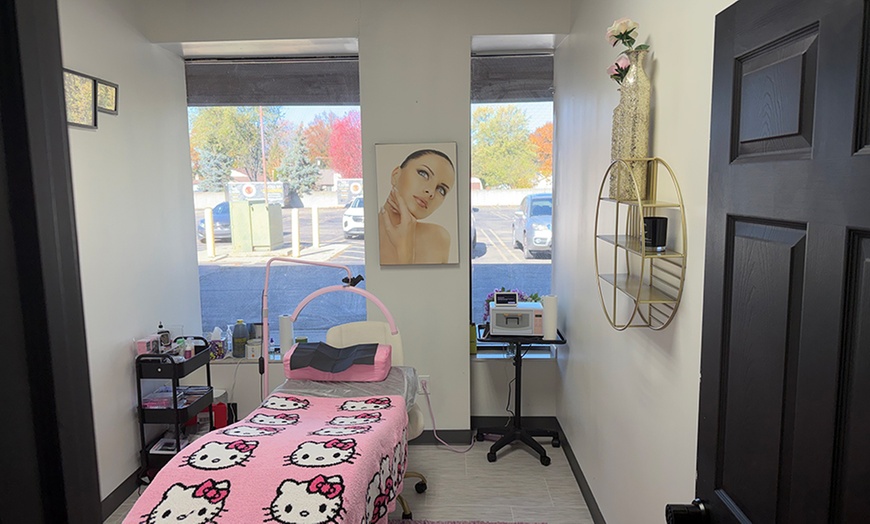 Image 2: Full Set of Classic / Hybrid or Wet Set / Volume Eyelash Extensions 