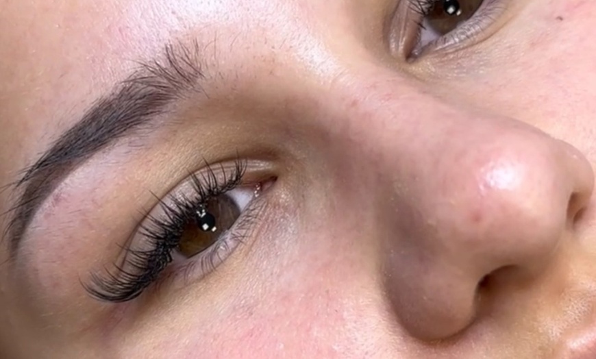 Image 2: Klassische oder Volumen-Wimpernverlängerungen oder Wimpernlifting