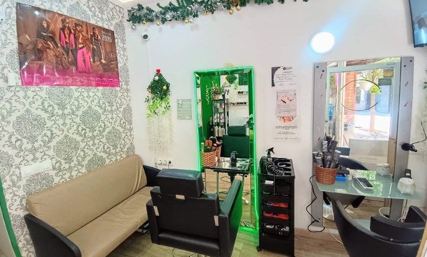 Image 4: Corte, secado y opción a tinte de raíz/completo y mechas balayage 