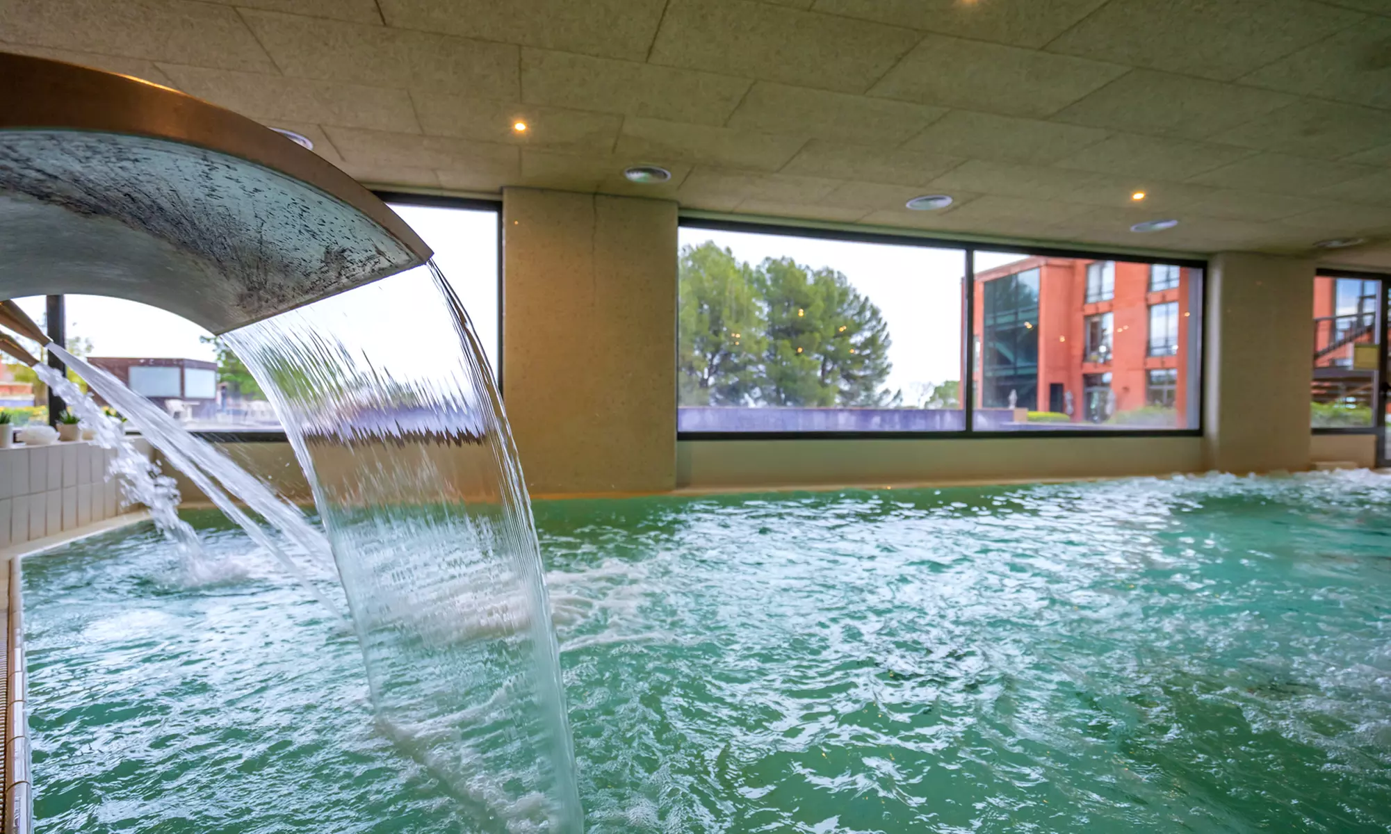 Bienestar de lujo: spa para 2 con opción a masaje y menú en resort 4*