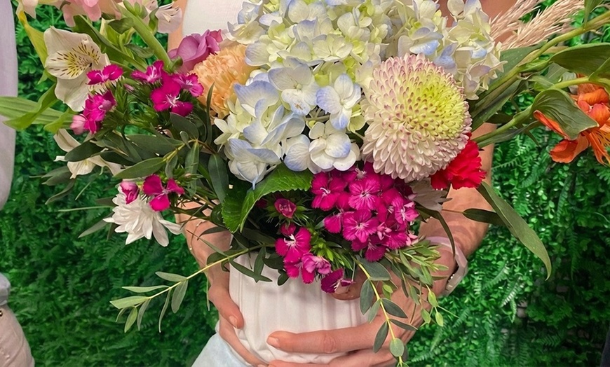 Image 3: Make a Romantic luxury floral arrangement in a relaxed workshop