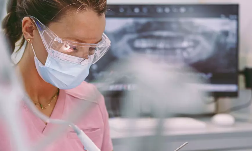 Limpieza bucal con revisión y opción a blanqueamiento dental led