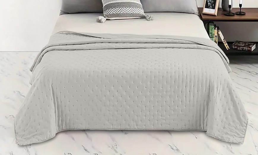 Image 4: Colcha Dorian, de terciopelo 