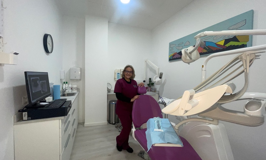 Image 2: Limpieza dental con revisión y opción a radiografía o blanqueamiento
