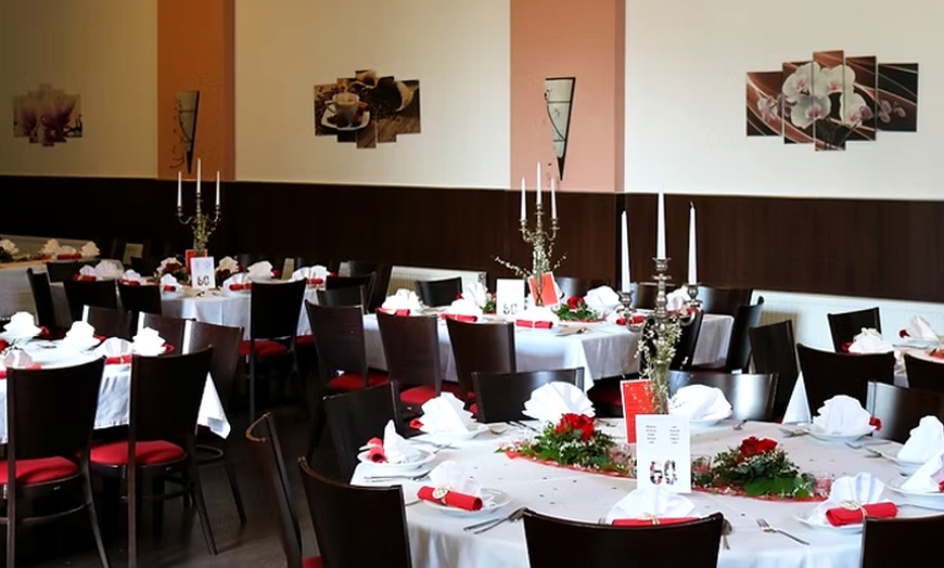 Image 3: Schnitzel nach Wahl inkl. frischer Salat vom Buffet für 2 - 4 Personen