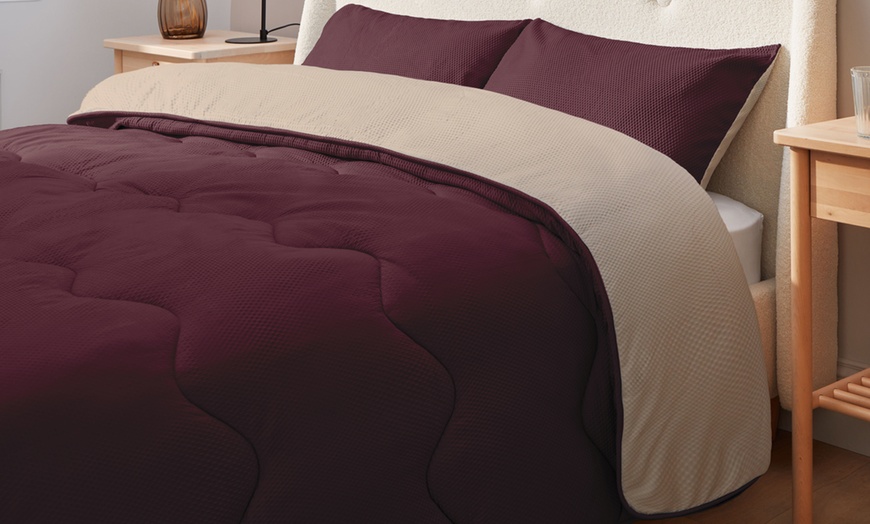 Image 2: Silentnight 10.5 Tog Seersucker Coverless Duvet Set