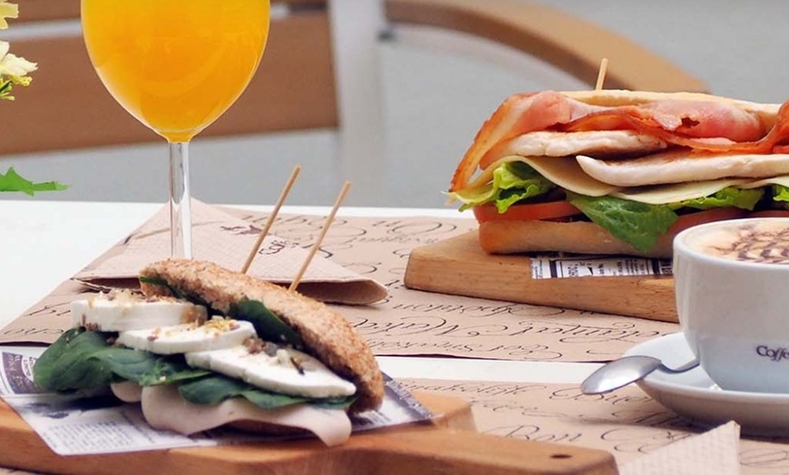 Image 7: Brunch o merienda  para 2 o 4 con platos dulces, salados y bebidas