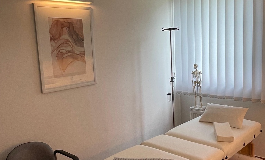 Image 7: 30/60 Min. therapeutische Rücken- & Kopf Aromaöl-Massage für 1 Person