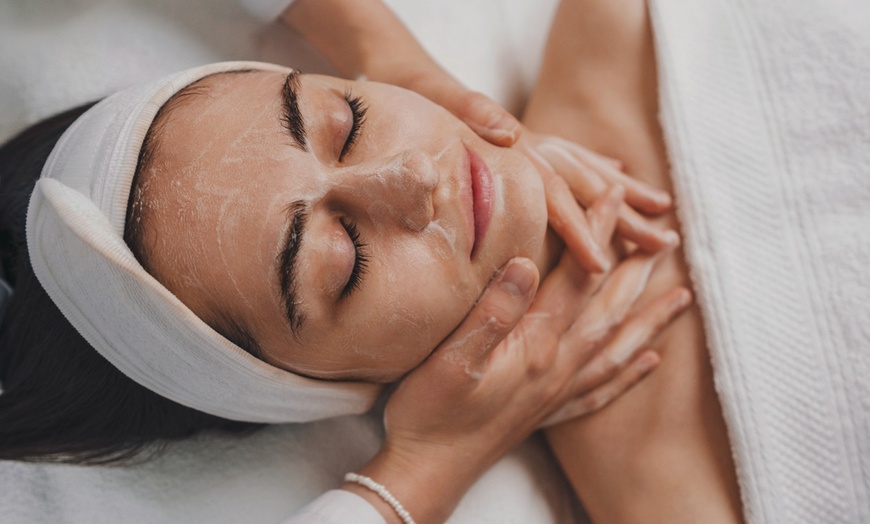 Image 2: 25 - 50 Min. klassische Gesichtsbehandlung oder 75 Min. Microneedling