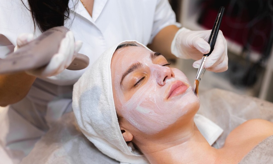 Image 1: Limpieza facial básica o profunda con opción a tratamiento antiarrugas 