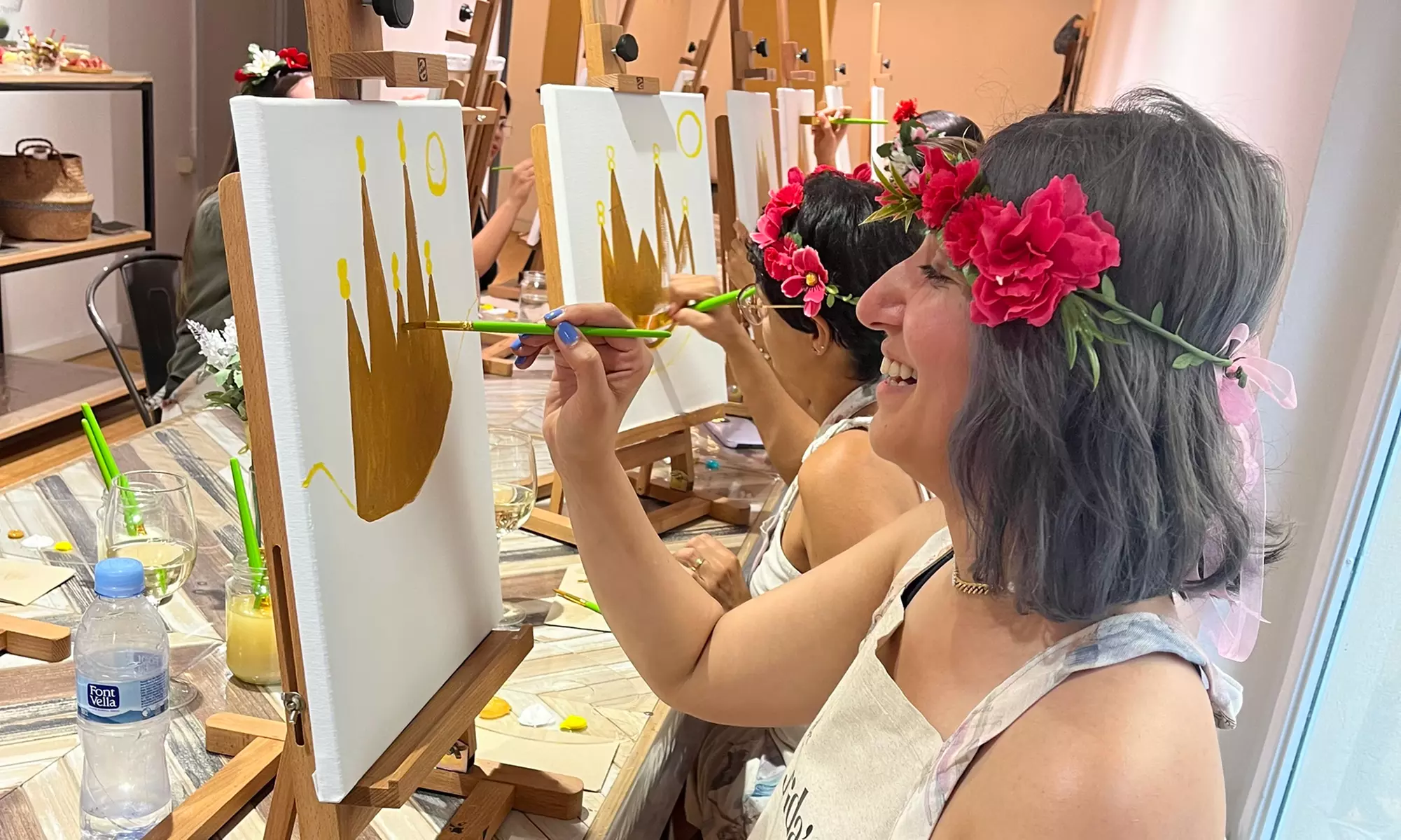 Arte, snacks y bebida en experiencias creativas o premium