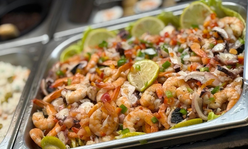 Image 7: Buffet de platos internacionales con barra libre de bebidas para 2 o 4