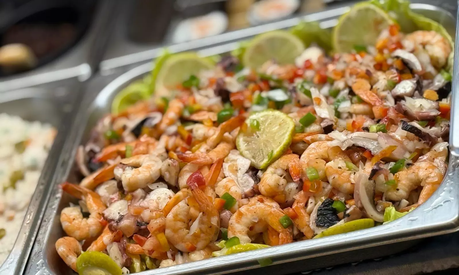 Buffet de platos internacionales con barra libre de bebidas para 2 o 4