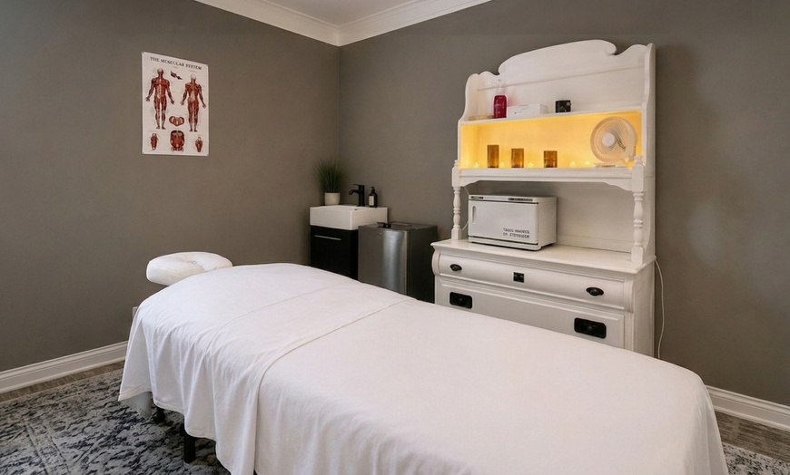 Image 2: Relax with Swedish Massage with Hot Stone and Reiki 