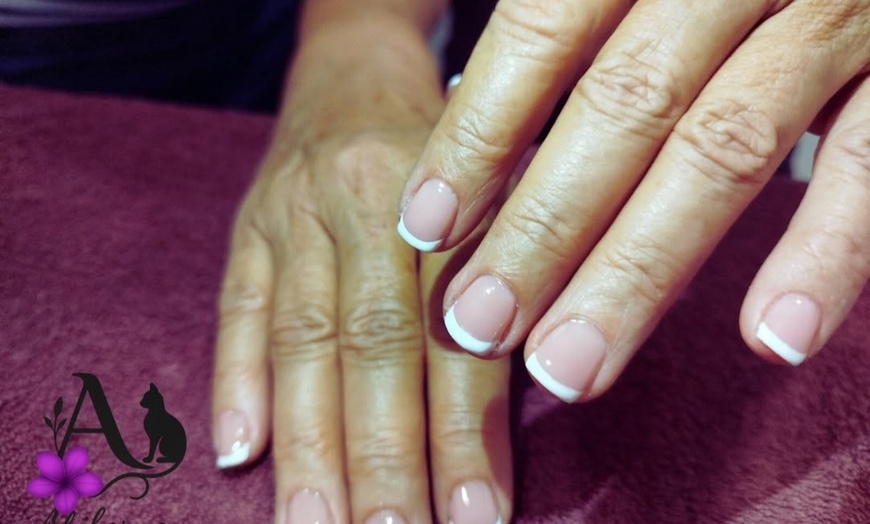 Image 2: Manicura o pedicura tradicional o semipermanente con diseño de 1 uña 