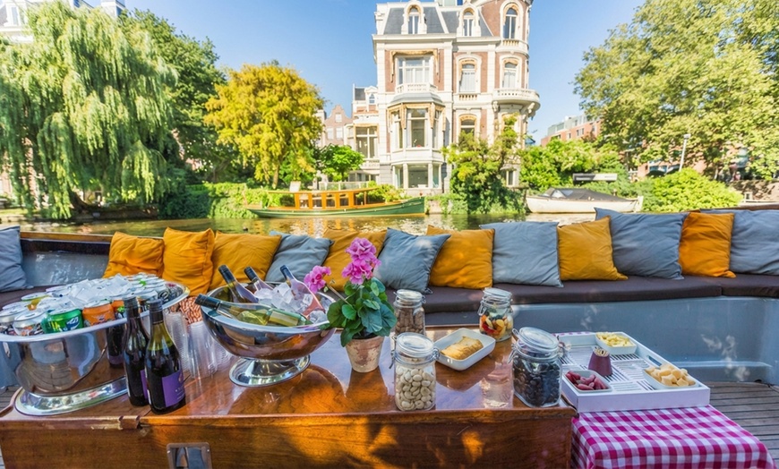 Image 2: Dobber lekker door Amsterdam op een sloep, incl. drankjes en snacks