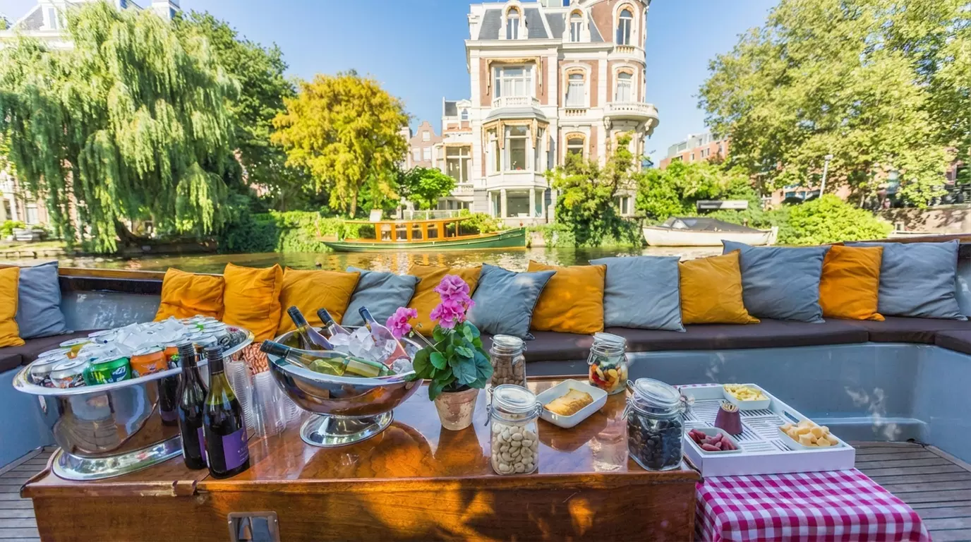 Dobber lekker door Amsterdam op een sloep, incl. drankjes en snacks