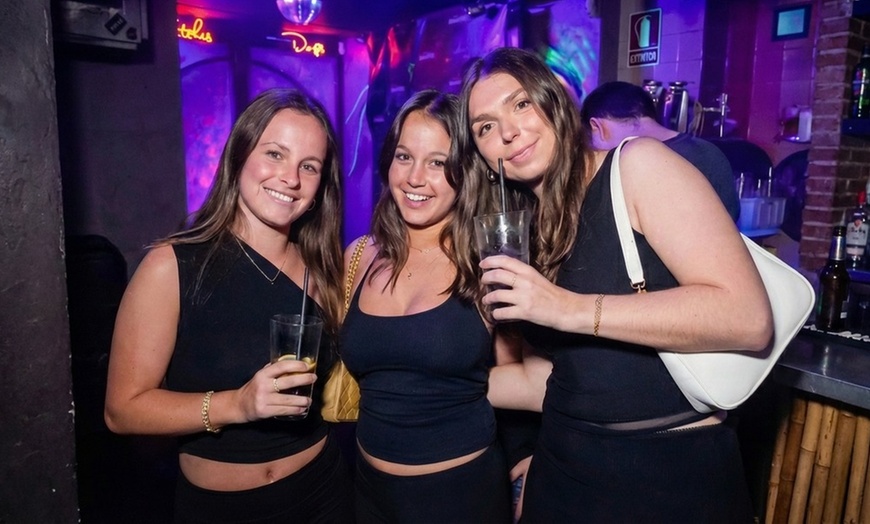 Image 5: VIP Miami Pub Crawl For 1 Guest with 3 Bars & Club Entry