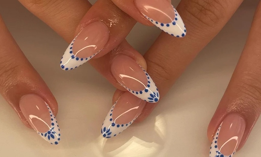 Image 3: Manicura o pedicura clásica o semipermanente con esmaltado OPI 