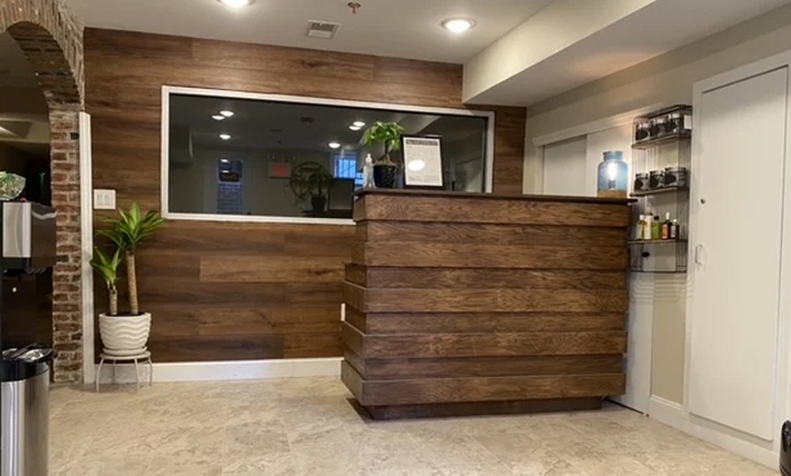 Image 4: Unwind with a 50-Min Couples Massage by a Licensed Massage Therapist