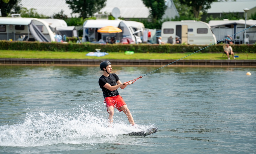 Image 7: Vlieg over het water: 2 uur waterskiën of wakeboarden
