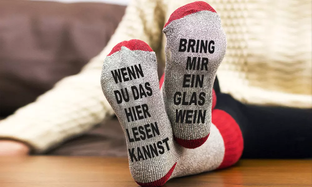 1, 2 oder 4 Paar Socken „Bring mir ein Glas Wein“ mit hohem Baumwollanteil in Grau/Weiß oder Rot/Grau - Second Medium