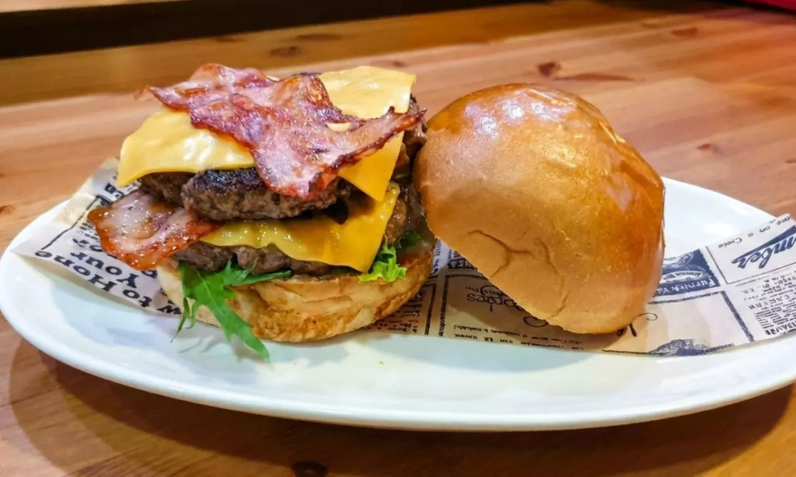 Menú de burger para 2 o 4 con bebidas y opción a entrante y postre