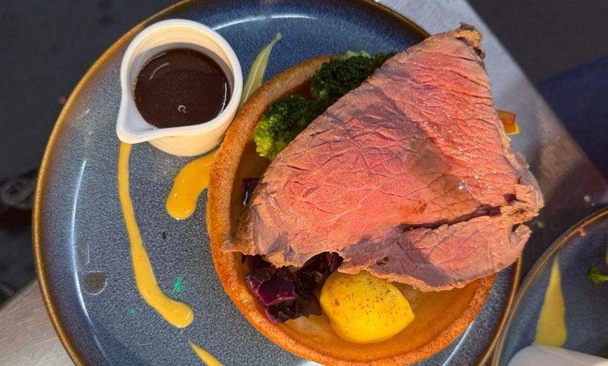 Image 2: Savor a Traditional Roast With a Cocktail/Wine/Beer or Soft Drink