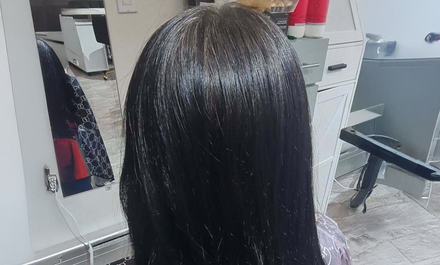 Image 2: Get a Vibrant New Look with Single Process Hair Color and Style