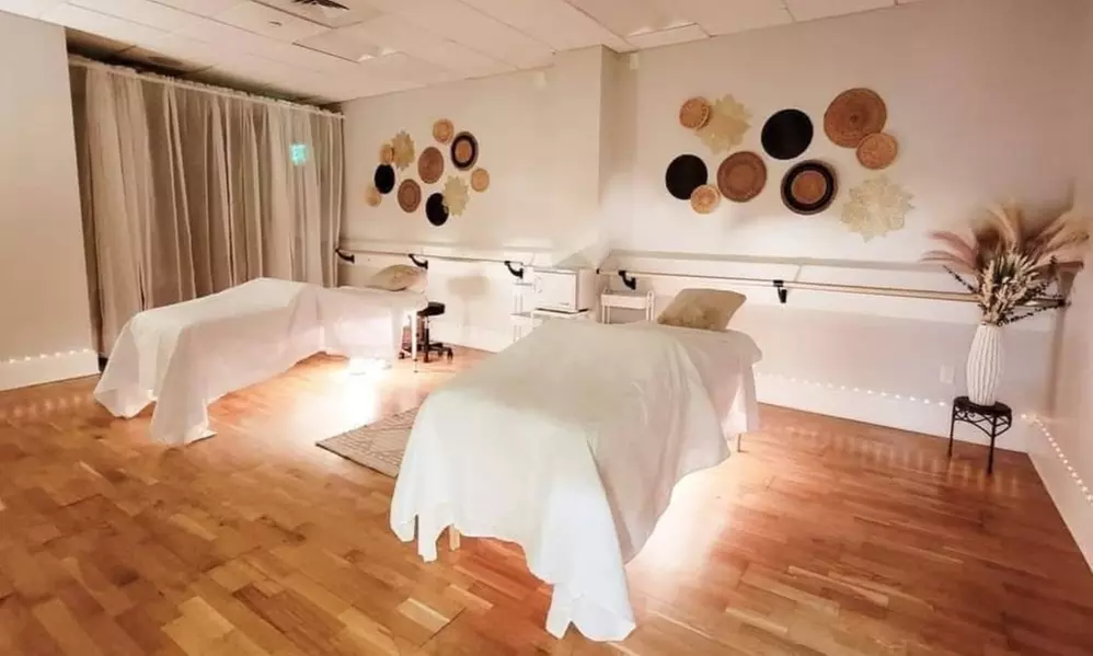 60 or 90-Minute Couples Massage with Aromatherapy and Hot Towels