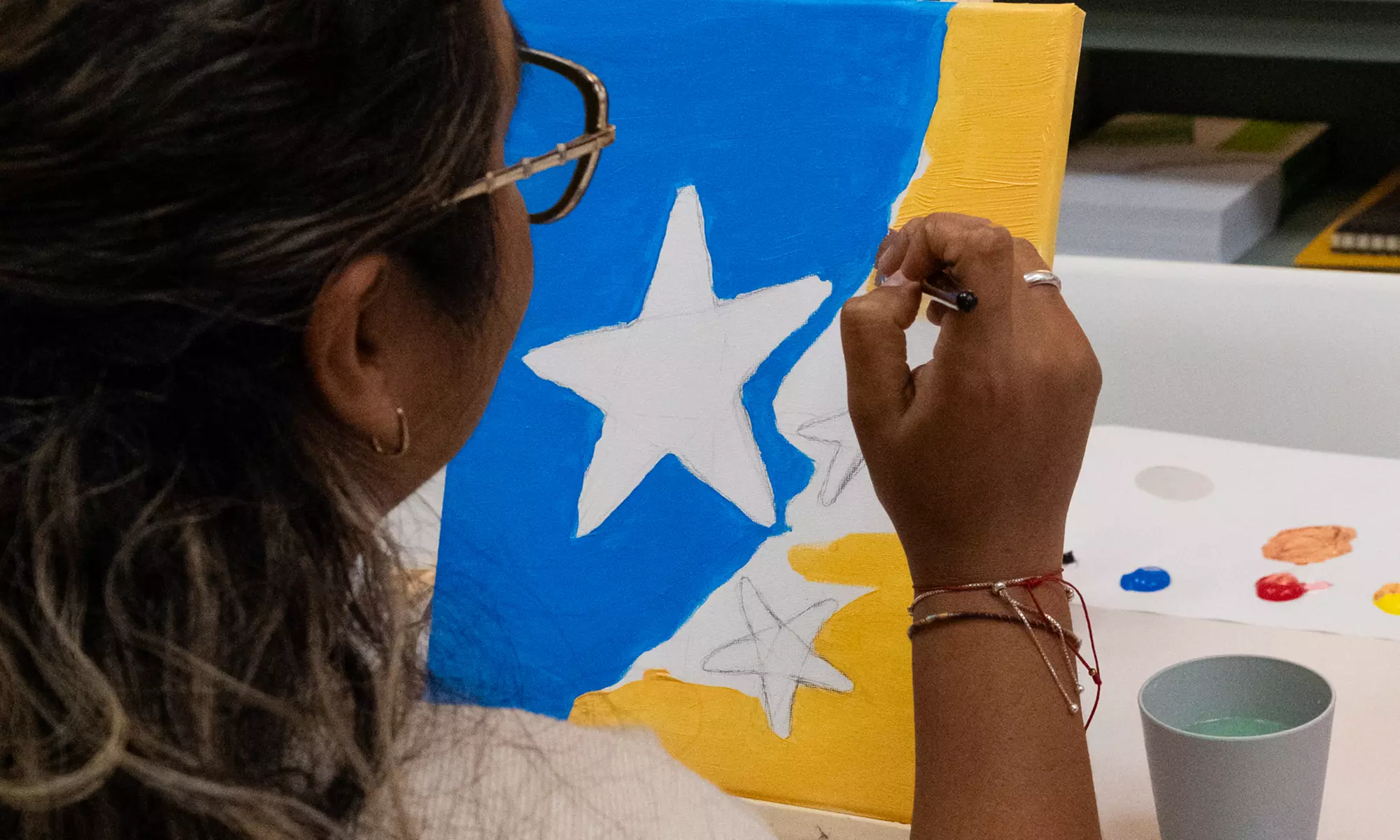 Taller para 1 o 2: pintura de cuadro o tote bag, o clase de maquillaje