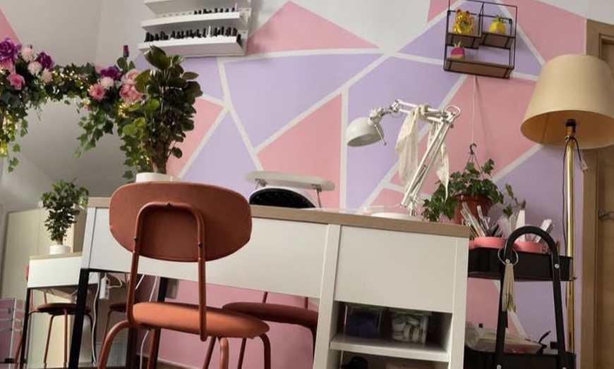 Image 2: 1 o 3 sesiones de manicura y/o pedicura clásica o semipermanente