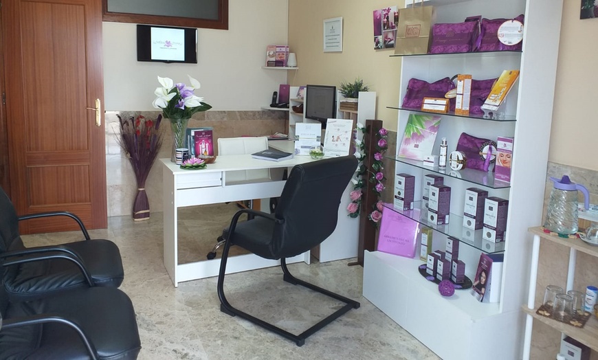 Image 2: Masaje de 30 minutos o ritual corporal de 1 hora para 1 persona