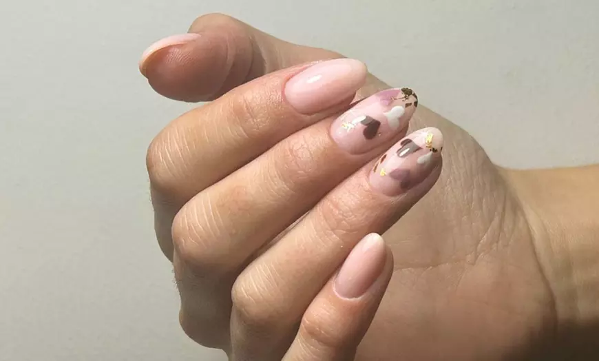 Image 9: Manicura y/o pedicura a elegir o primera puesta de uñas con gel