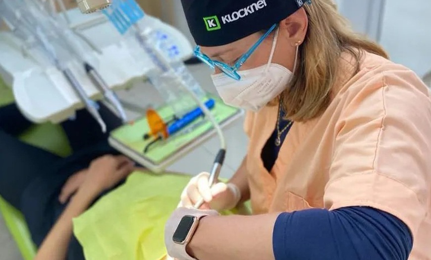 Image 1: Limpieza bucal con opción a radiografía y 1 o 2 blanqueamientos led