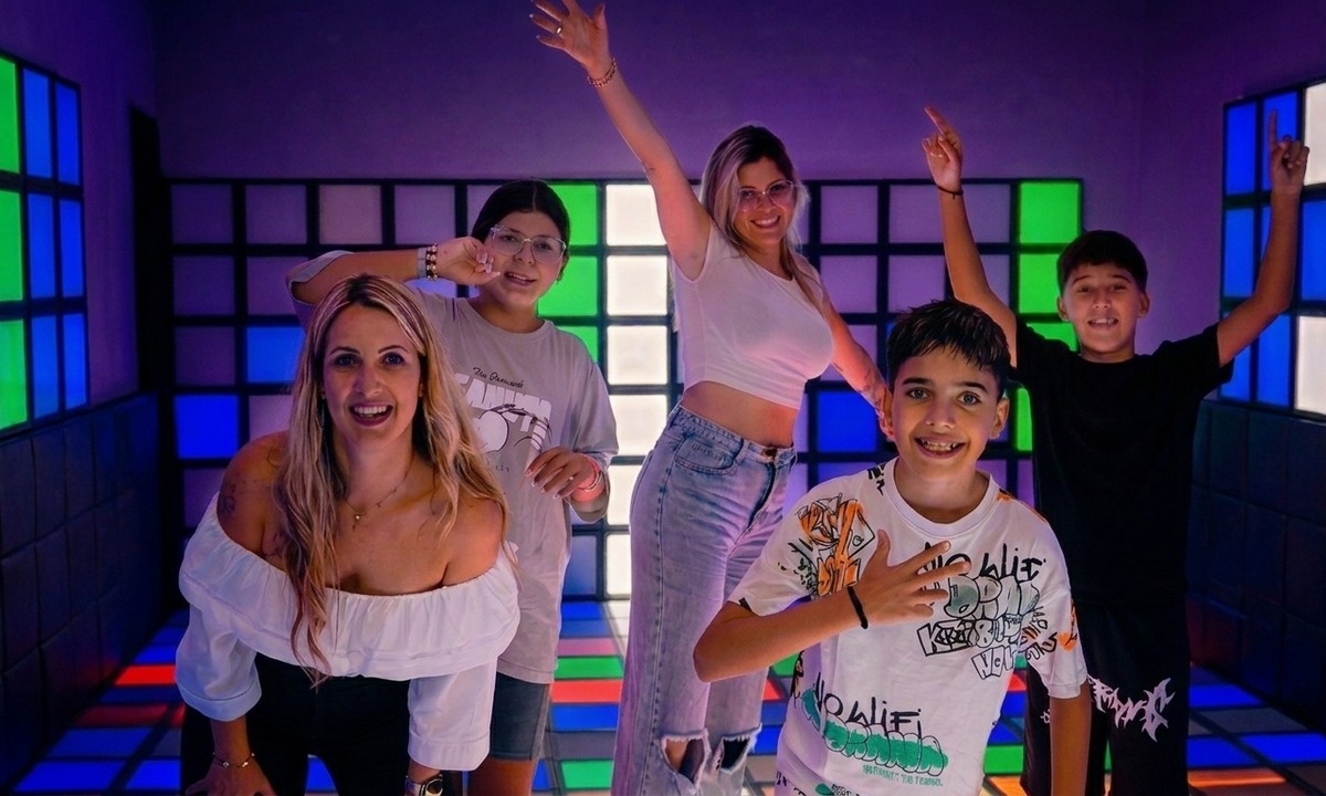 Experiencia de juegos de suelo interactivo El Suelo es Lava en Tenerife