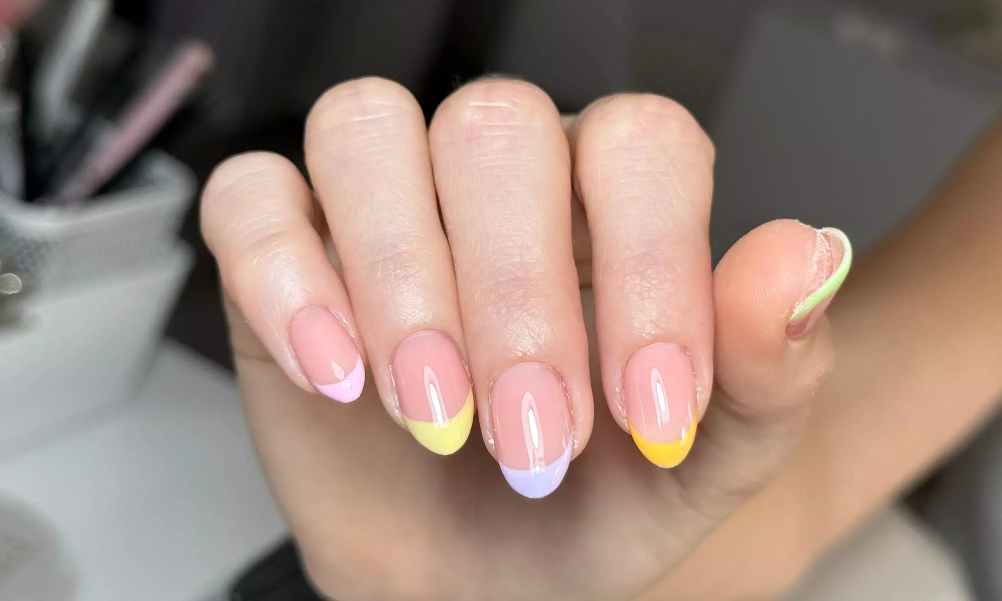 Manicura y/o pedicura con esmaltado semipermanente y diseño de 1 uña
