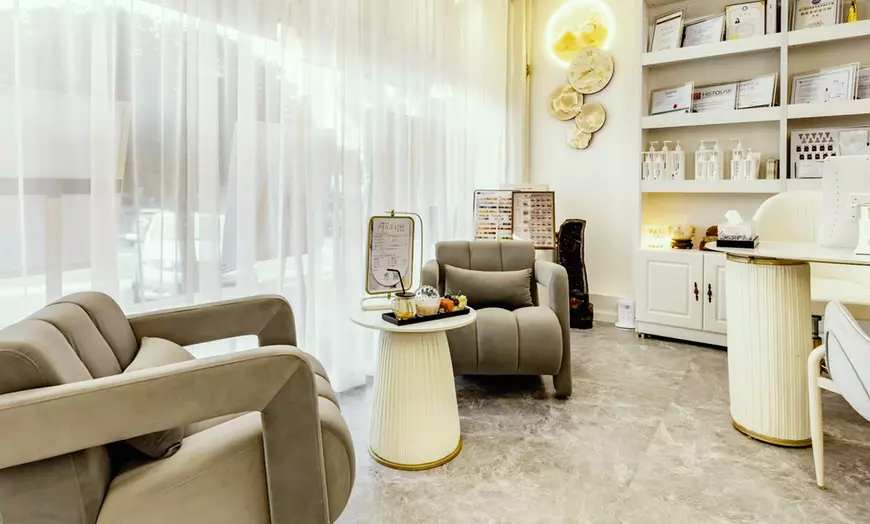Image 3: 60-Minute Blissful Escape (30-Min Aromatherapy & Aqua Facials) & More