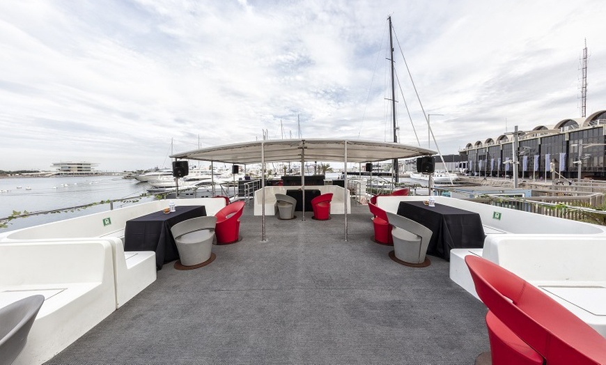 Image 2: Crucero en catamarán con cena y copa de cava para adulto o niño