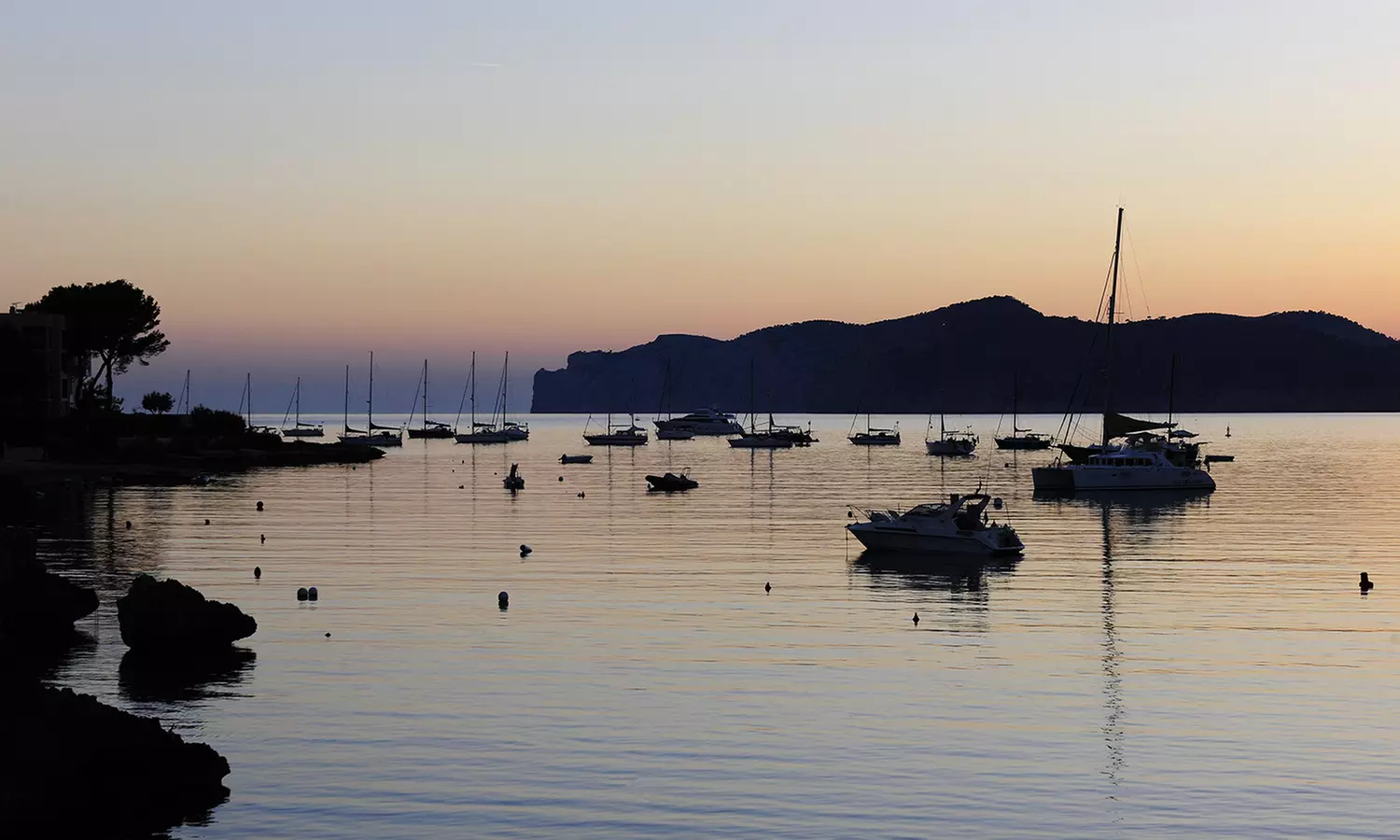 Menú mediterráneo para 2 o 4 con postres y vino con vistas al mar