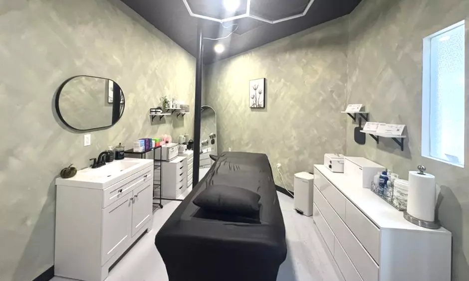 Enhance Your Eyes with Full Set of Hybrid or Volume Eyelash Extensions with Two-Week Fill (Up to 55% Off) - Primary Image