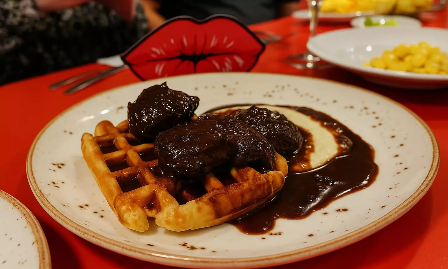 Menú "Tonteo" o "Tentación" para 2 con postres y bebidas o vino