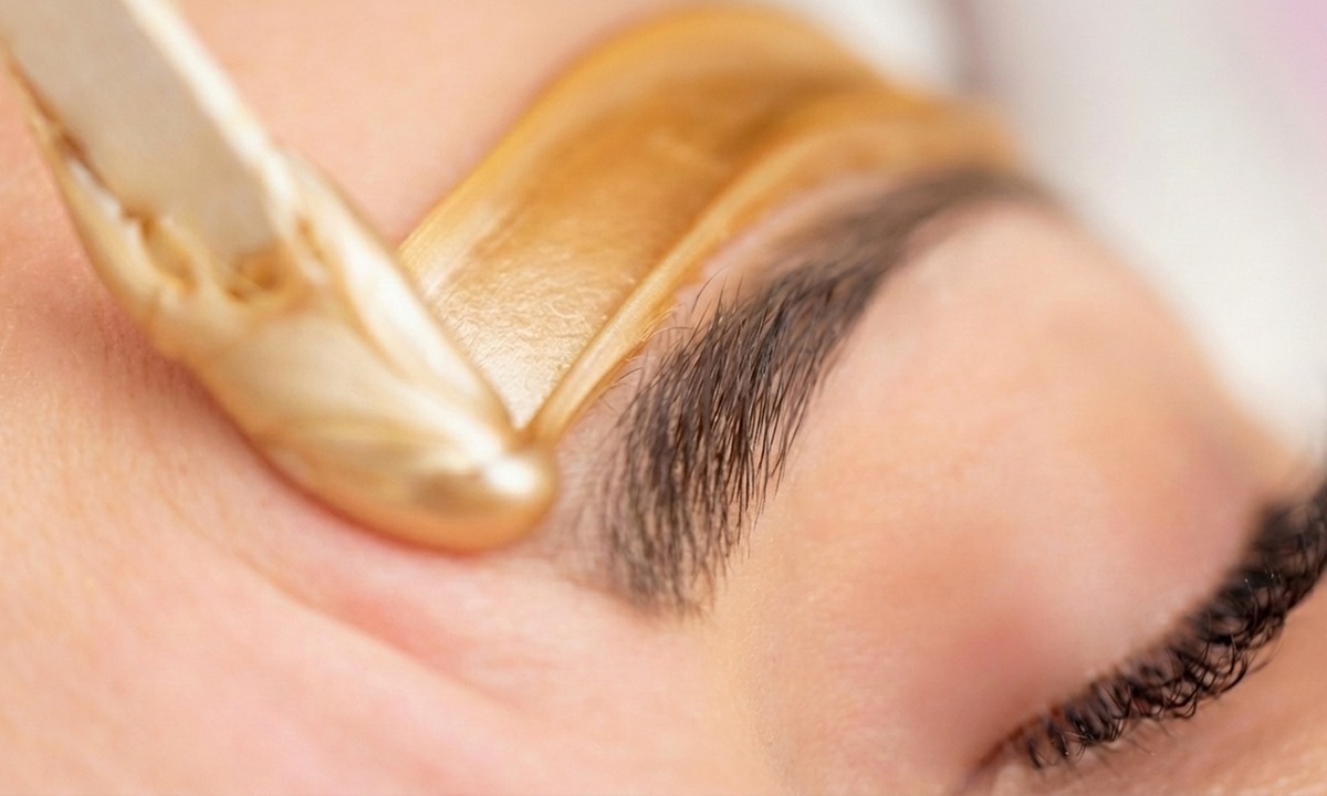 Depilación facial o de cejas con cera, con opción a tinte de cejas