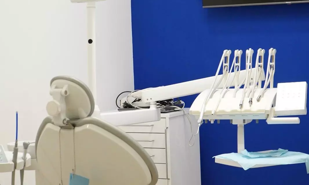 Colocación de hasta 6 implantes dentales con corona, con revisiones