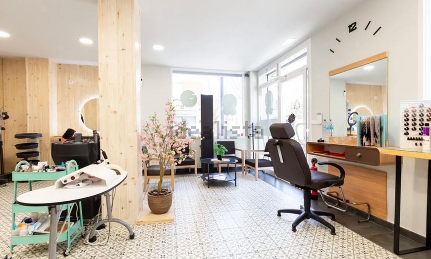 Image 3: Peluquería con lavado, corte, tinte de raíz o tratamiento reparador 