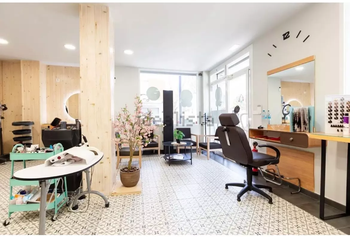 Peluquería con lavado, corte, tinte de raíz o tratamiento reparador