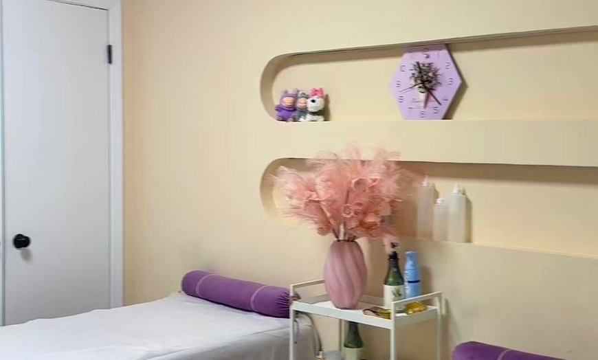 Image 4: Relax with a 75 Minutes Hot Stone Massage