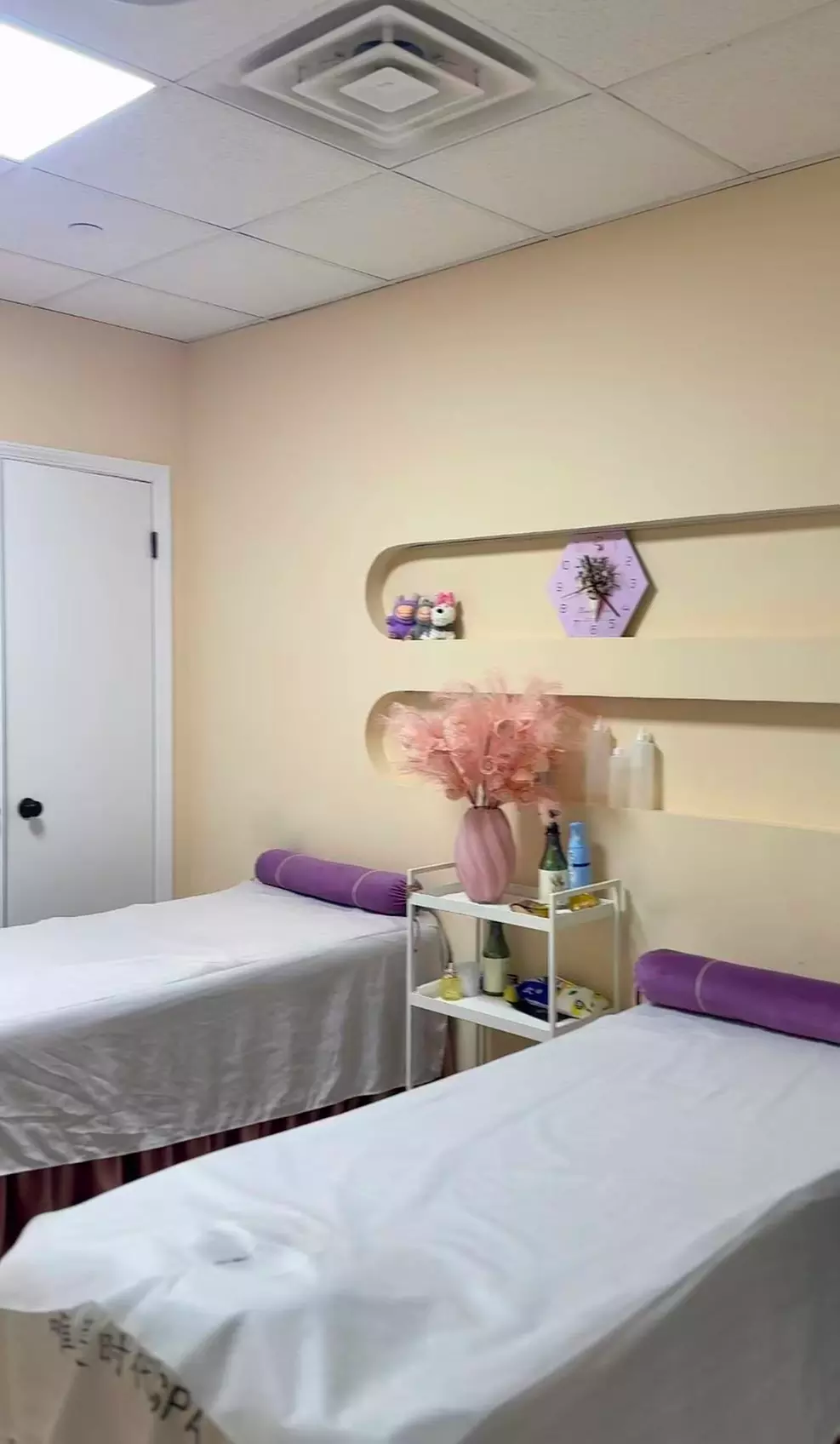 Relax with a 75 Minutes Hot Stone Massage