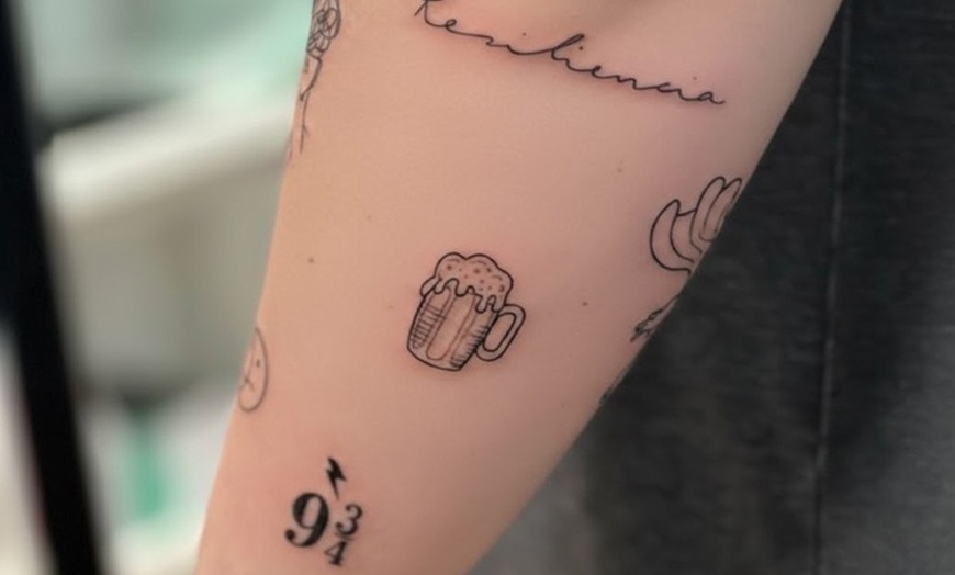 Image 3: 1 o 2 tatuajes minimalistas de 3 x 3 cm para 1 persona en tinta negra